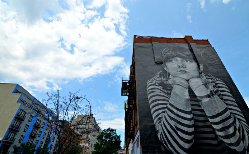 在布鲁克林徒步旅行时，在威廉斯堡看到了一幅巨大的黑白壁画
