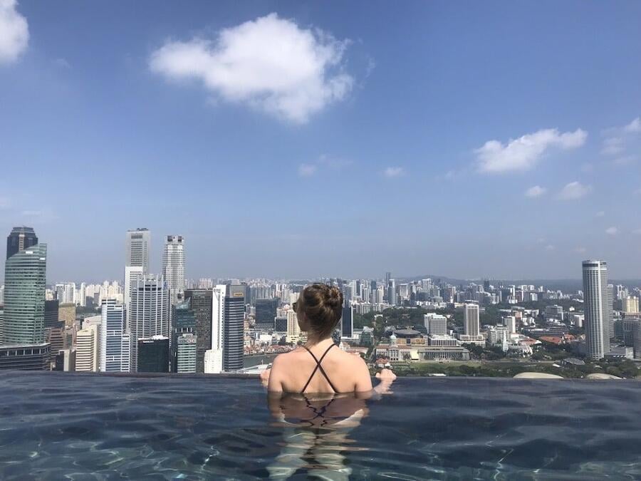 在新加坡的游泳池旅行时遇到当地人