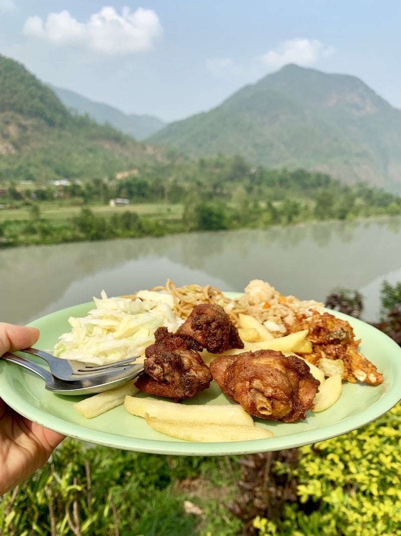 带着尼泊尔风景的午餐