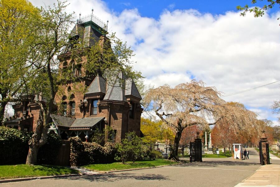 布鲁克林的绿木公墓是纽约独特的景点