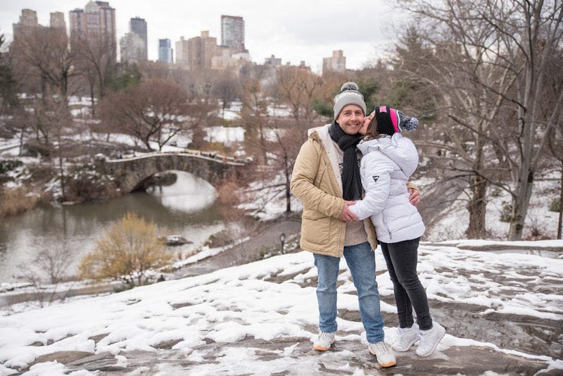 在大雪纷飞的冬天，纽约一对情侣在拍照时接吻
