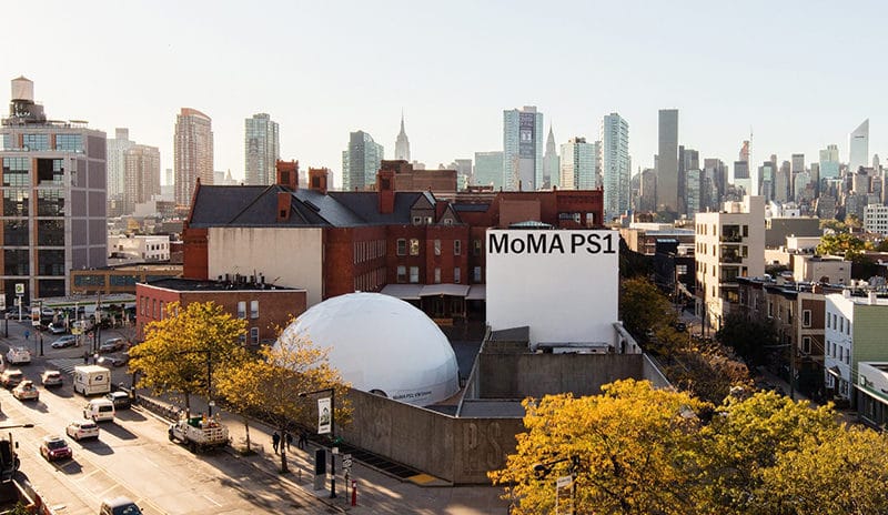 独自去纽约旅行，在皇后区看MoMA PS1，后面是曼哈顿的天际线