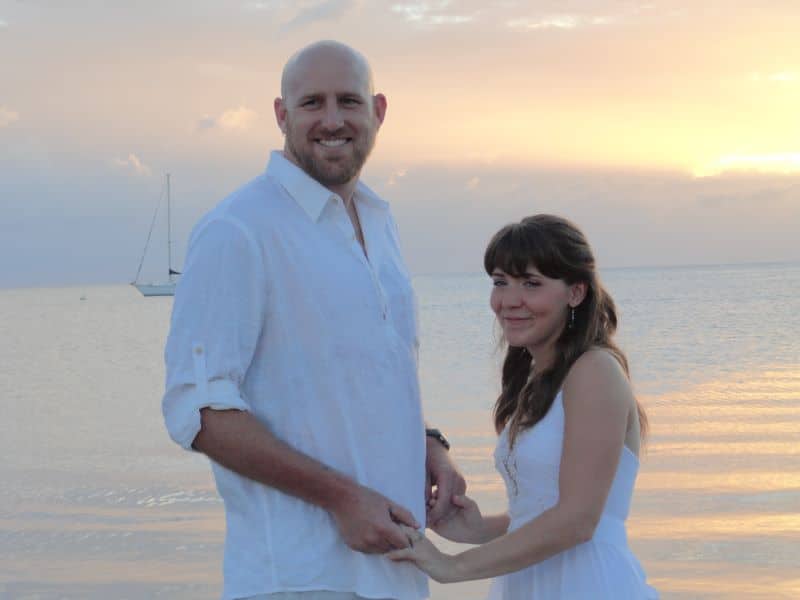 克里斯和琳赛在古巴相识，在洪都拉斯结婚。