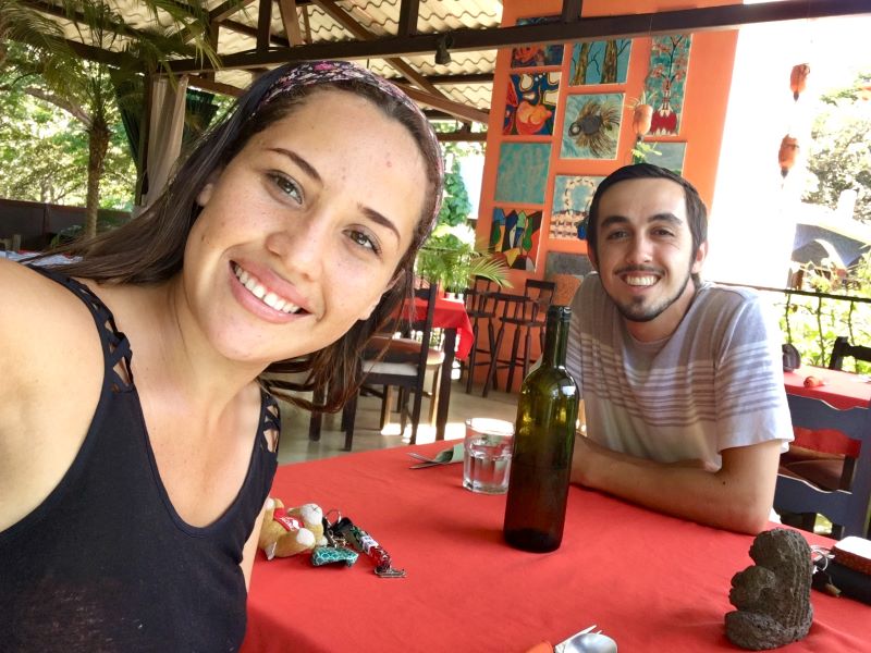 这名旅行者在哥斯达黎加与当地人约会时克服了语言障碍。