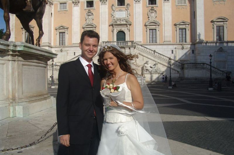 温蒂在罗马当导游时遇到了她的丈夫，后来他们在罗马结婚了。