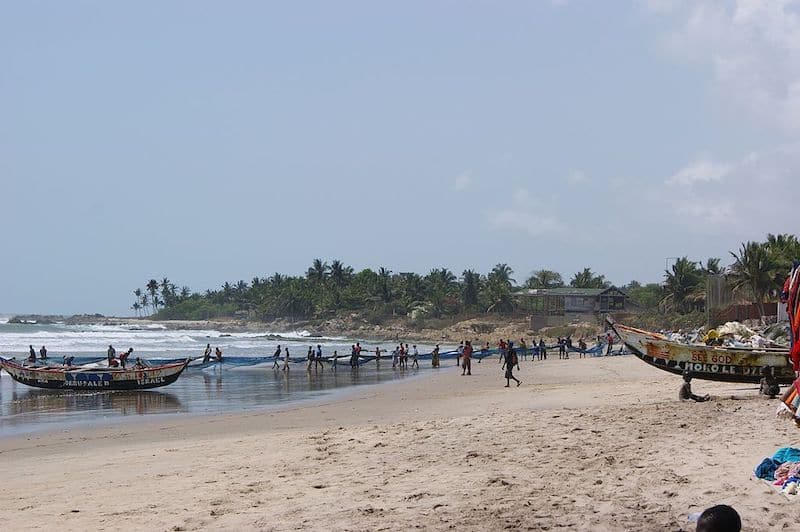 在非洲旅行期间，渔民在Kokrobite海滩上
