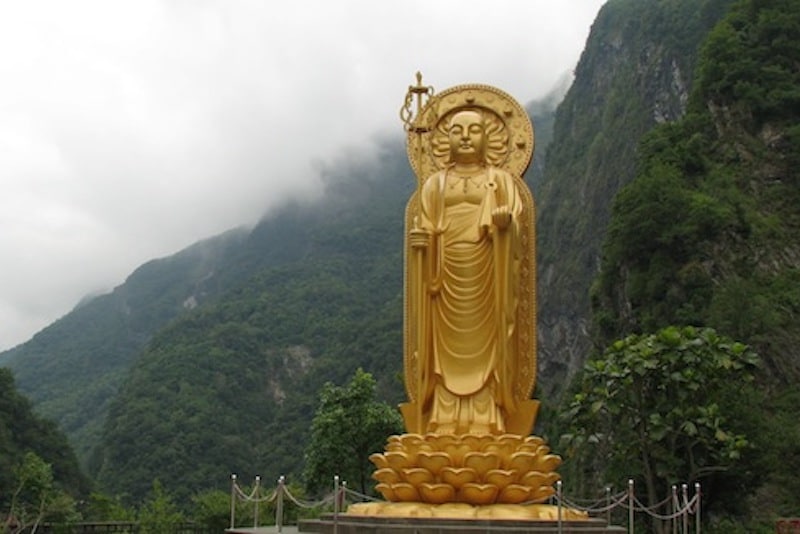 去亚洲旅行时可以看到许多佛像