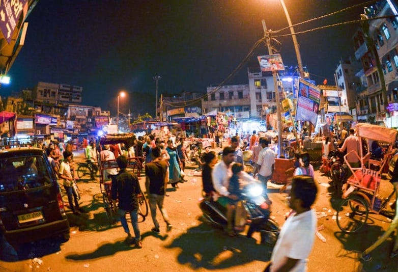 亚洲德里夜晚的街道