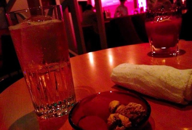 在亚洲可以做的事情包括参观东京神乐坂的日本酒吧