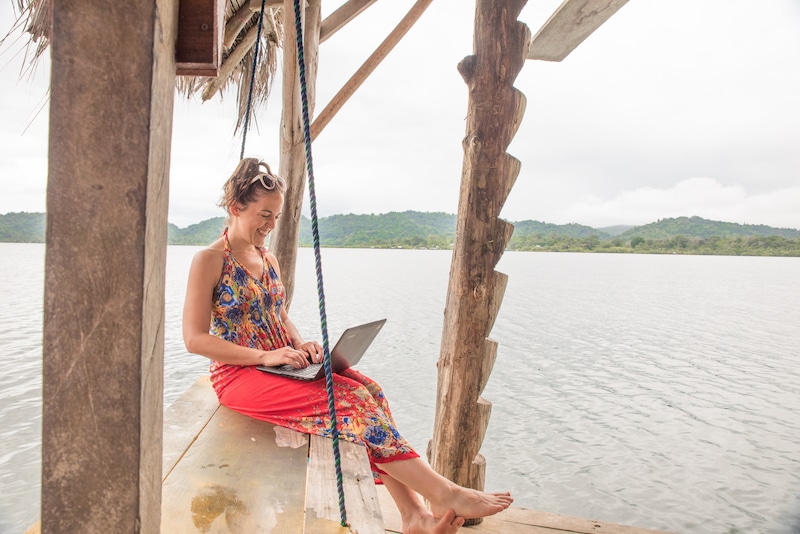 一位在巴拿马用bob游戏app手机下载bobapp网页版笔记本电脑写旅行博客的女性