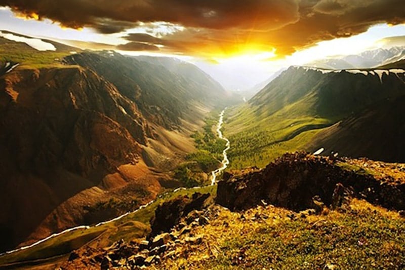 日落时分的阿尔泰山脉，是亚洲独特的旅游景点
