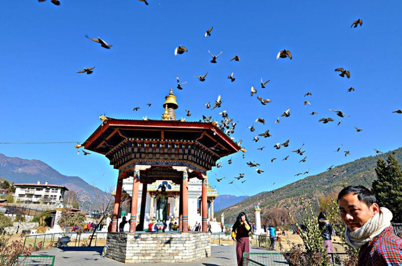 亚洲导游在不丹的一座宝塔