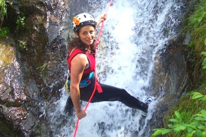 西班牙马略卡岛的瀑布下降极限旅行冒险
