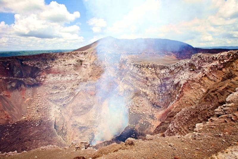 尼加拉瓜火山参观在一个勇敢的旅行