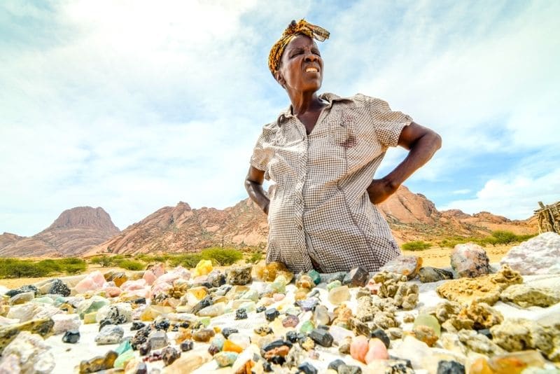 一名妇女在纳米比亚的陆路旅行冒险中出售她的商品