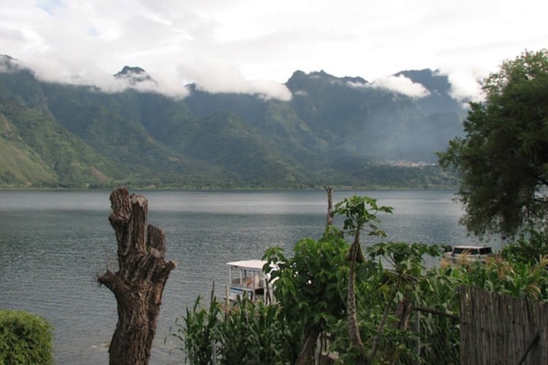 在中美洲旅行时，在危地马拉旅行时欣赏阿蒂特兰湖