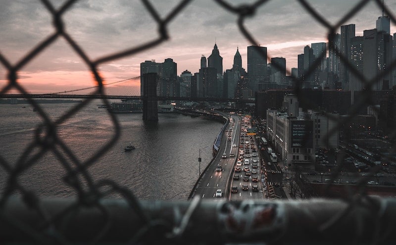 栅栏上的洞可以从曼哈顿桥上看到更好的风景