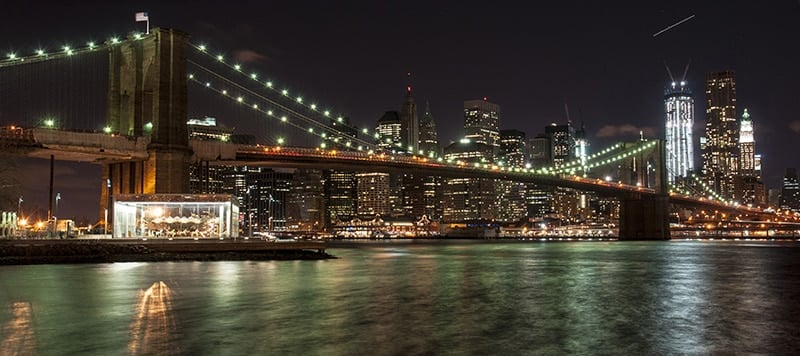 布鲁克林大桥是夜间观赏纽约天际线的最佳地点之一