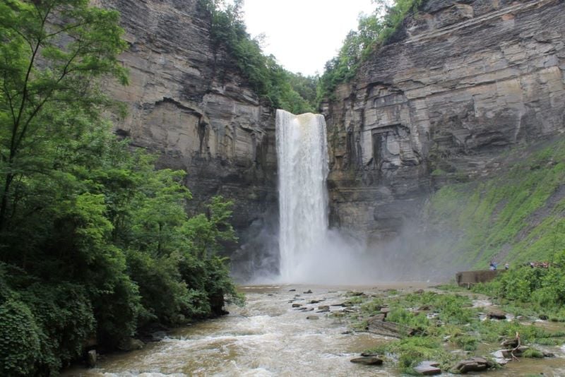 Taughannock瀑布峡谷小径是纽约州北部一条轻松的徒步小径
