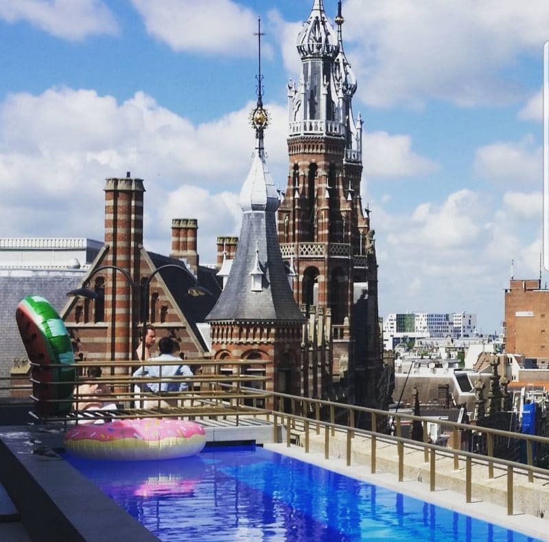 在阿姆斯特丹的独自旅行中，从W酒店的屋顶欣赏风景