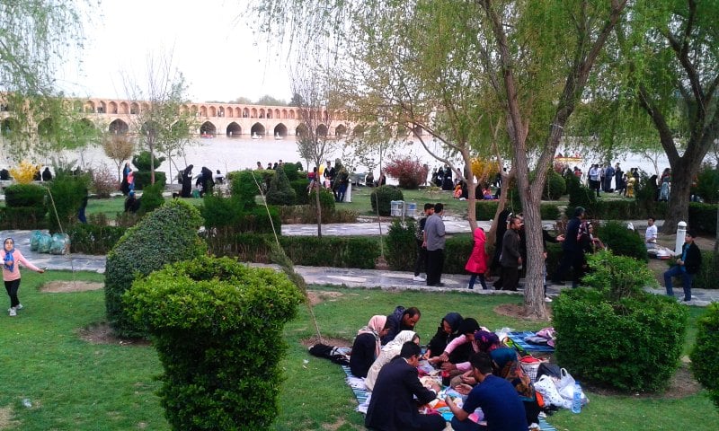 伊朗女性独自旅行时在伊斯法罕的公园野餐