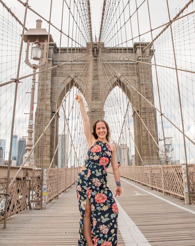 一个女人在布鲁克林桥上行走，这是在纽约最好的事情之一