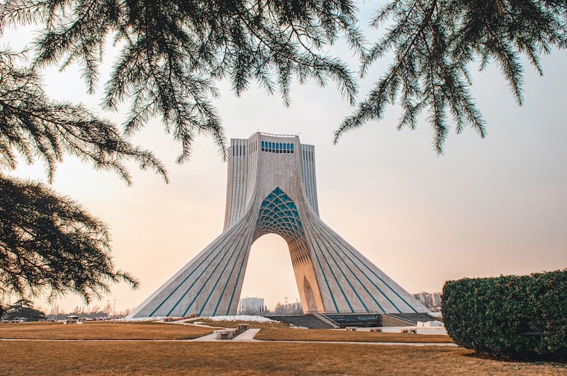 独自前往伊朗的女性，参观阿扎迪塔是一件很受欢迎的事情
