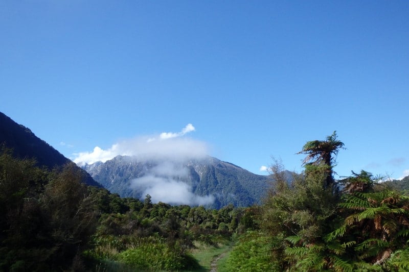 在新西兰旅行期间，徒步前往科普兰步道欢迎平坦小屋