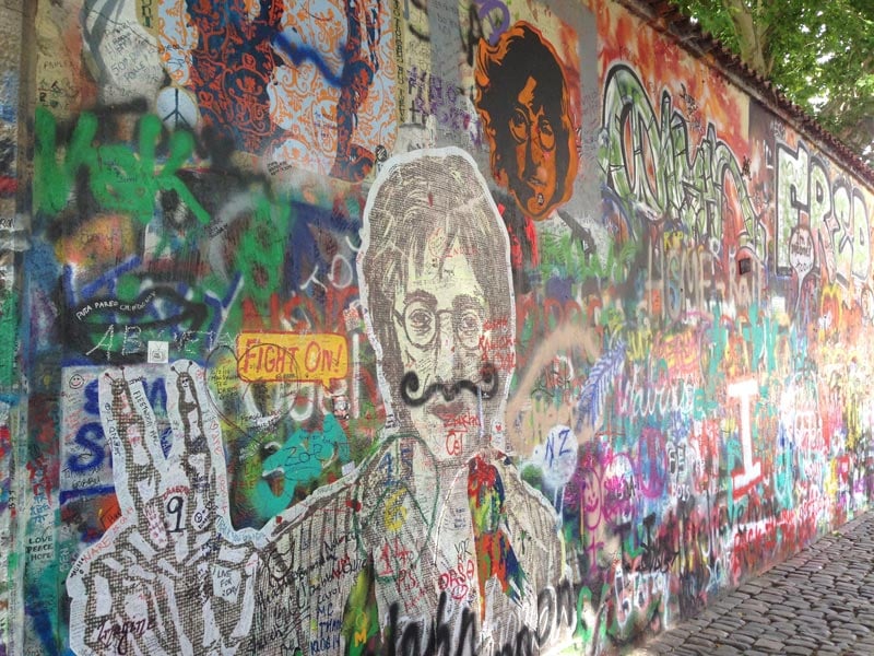 在布拉格的单人旅行中参观列侬墙