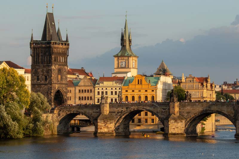 在捷克共和国布拉格的单人旅行中，参观了查尔斯桥和布拉格城堡