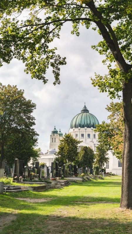 在维也纳独自旅行期间，在维也纳中央公墓探索音乐历史