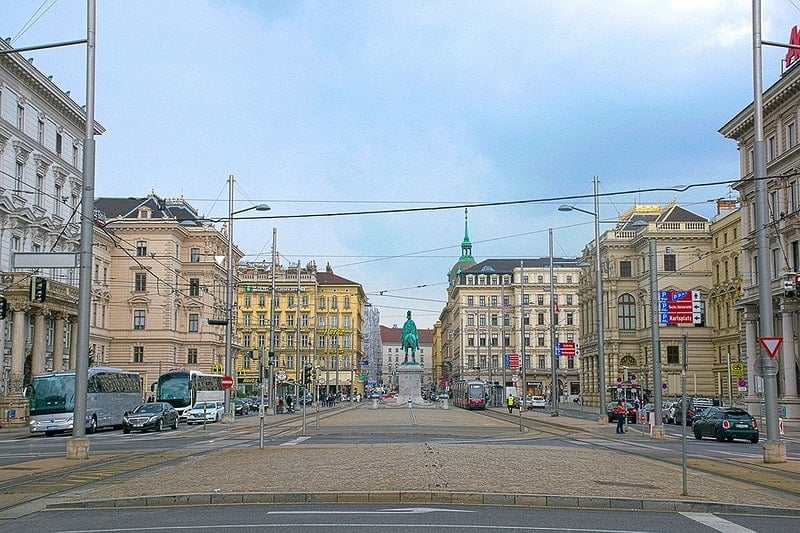 在维也纳独自旅行时欣赏当地的建筑