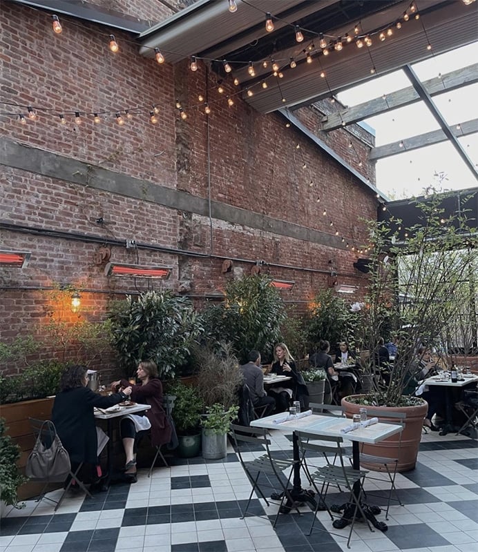 位于布鲁克林威廉斯堡的Le Crocodile是纽约最适合上instagram的餐厅之一