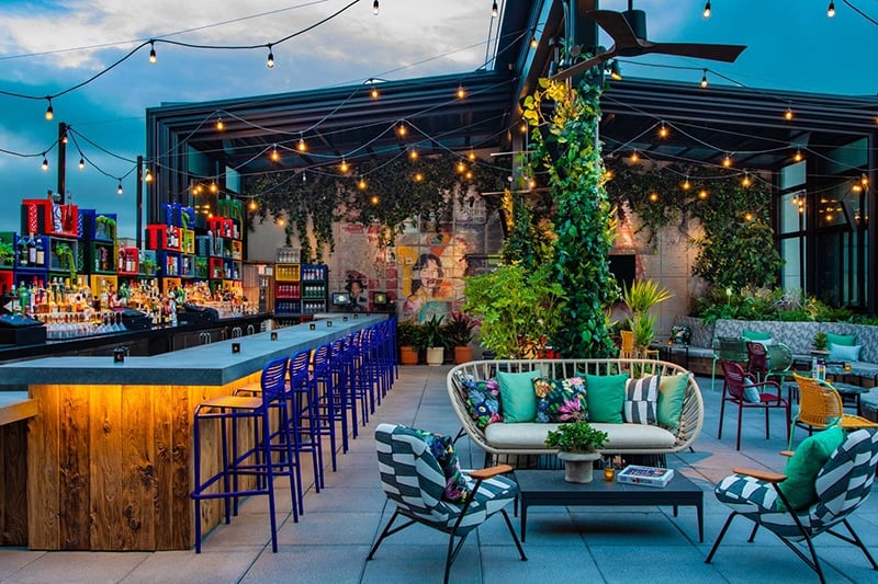 Moxy酒店的Ready屋顶酒吧是纽约最值得在instagram上分享的户外餐厅之一