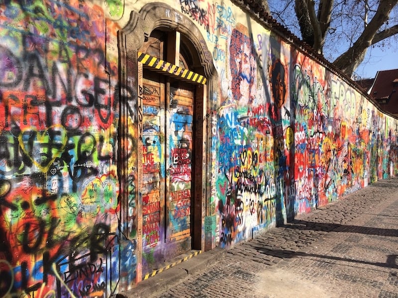 将捷克共和国布拉格的列侬墙添加到你的欧洲单人旅行行程中