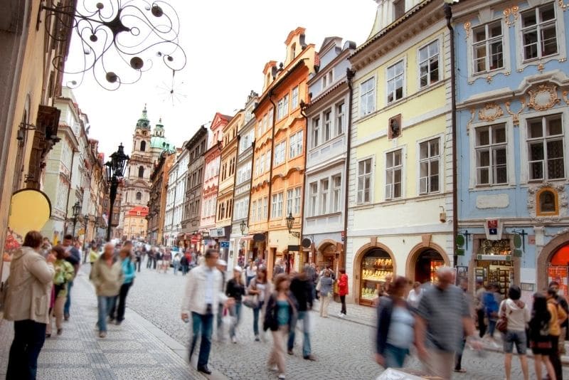 在捷克共和国的布拉格独自旅行时，可以徒步旅行，与当地人见面
