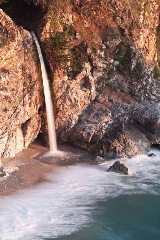 Julia Pfeiffer州立公园的McWay瀑布应该出现在每个大索尔自驾游的行程中