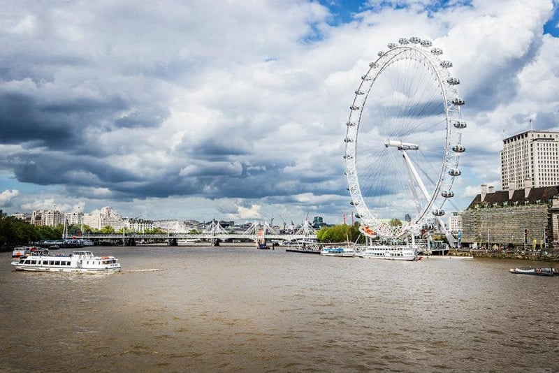 游览泰晤士河边的伦敦眼是独自在伦敦做的最有趣的事情之一