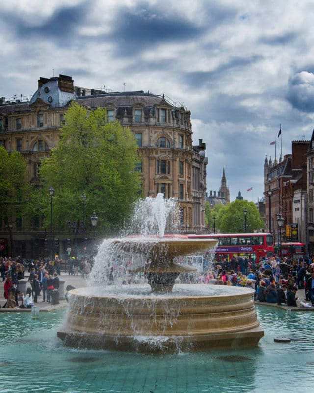 独自一人去伦敦，看特拉法加广场的喷泉