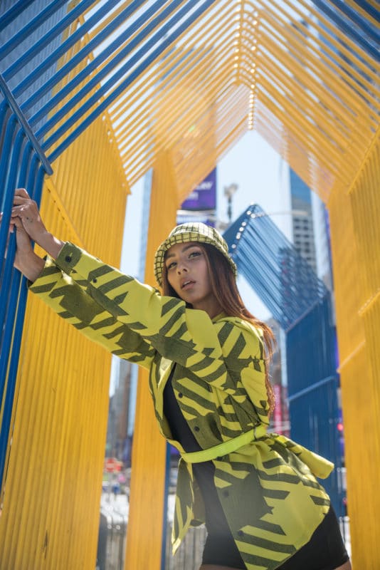 一名女子独自前往纽约，在时代广场拍照