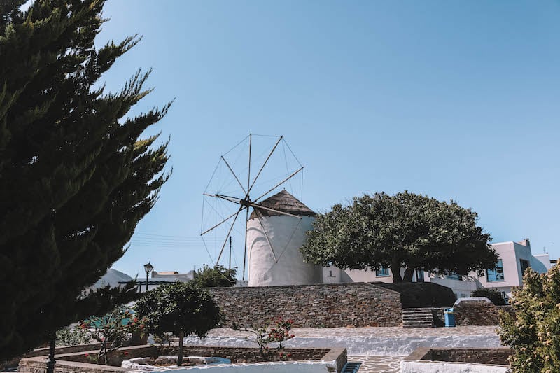 一名女子独自在欧洲旅行时参观了希腊帕罗斯岛的风车