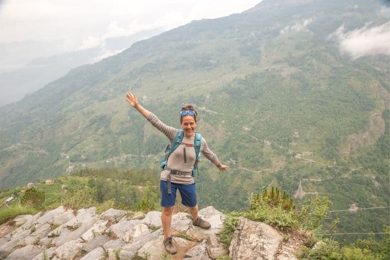 在尼泊尔安纳普尔纳喜马拉雅山脉的Mohare Danda徒步旅行时，享受独自旅行的许多好处