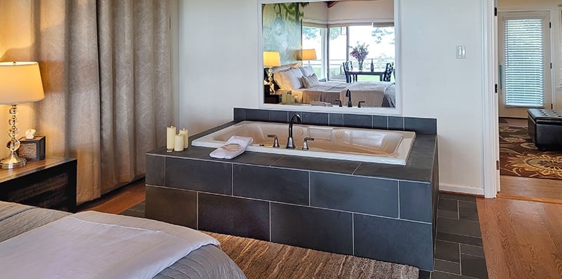 Domaine Madeleine是西雅图最好的酒店之一，房间里有私人热水浴缸