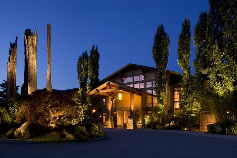 柳树旅馆是西雅图的顶级酒店之一，房间里有热水浴缸。
