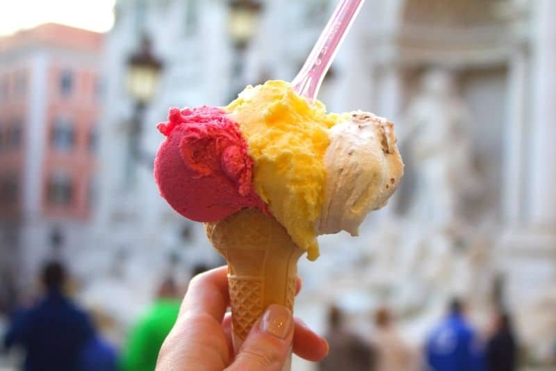 在罗马女性独自旅行的美食之旅中吃冰淇淋