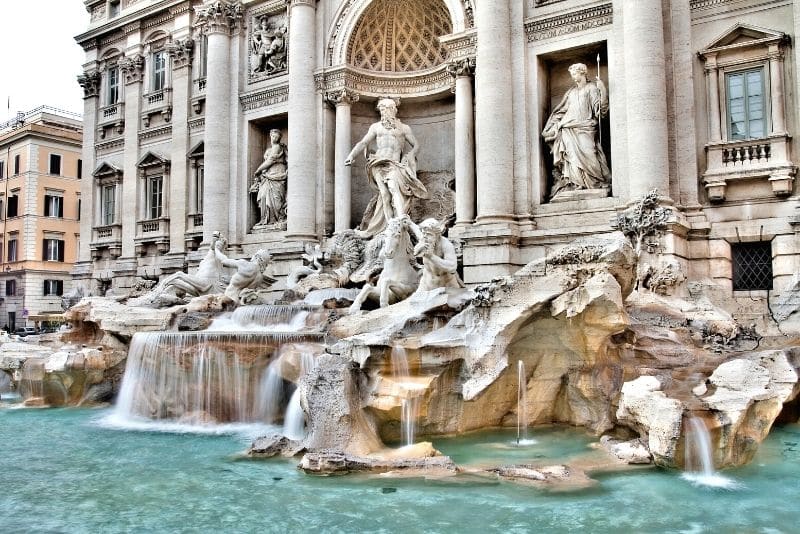 独自前往罗马的特莱维喷泉