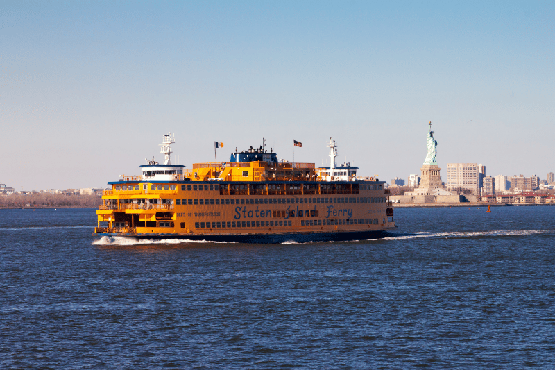乘坐史坦顿岛渡轮探索非旅游景点的纽约