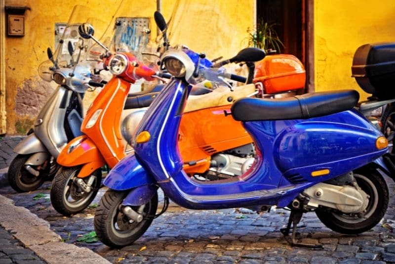 在意大利罗马独自旅行时，在鹅卵石街道上看到摩托车