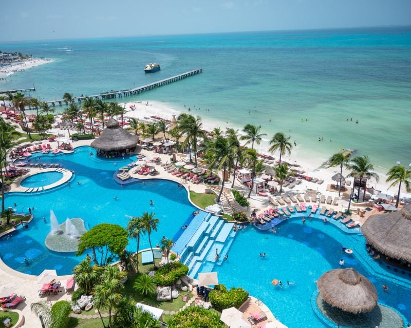 去墨西哥坎昆旅行时，在美洲大庆典珊瑚海滩的游泳池