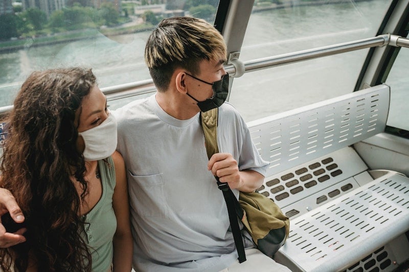 旅行者佩戴口罩以增强旅行安全